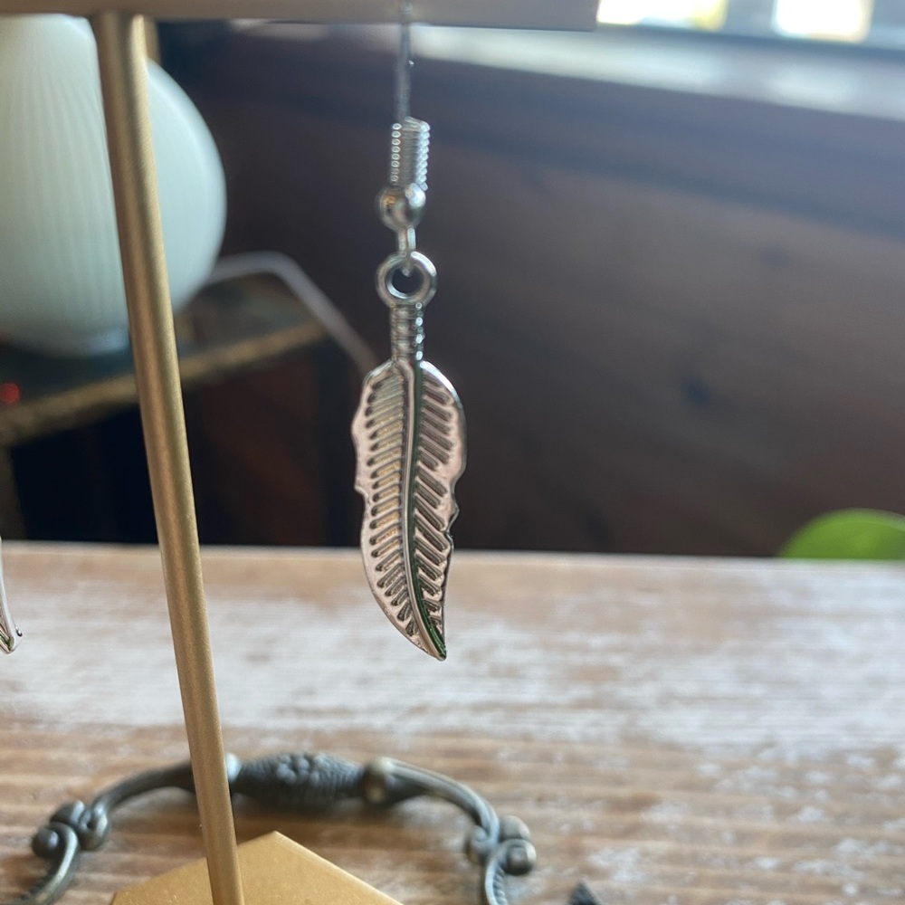 Super Cute Feather Earrings - Picture 4 of 4